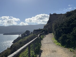 Schöner Weg von der Villa nach Porto Azzurro