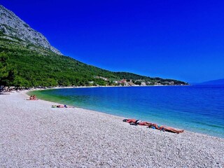 Der Strand mit kristallklarem Meer