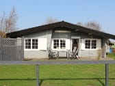 Blick vom Garten auf Haus und Terrasse