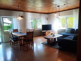 Wohn- Esszimmer mit Zugang zum Garten