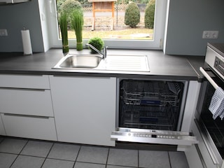 Geschirrspüler, Backofen und Herd