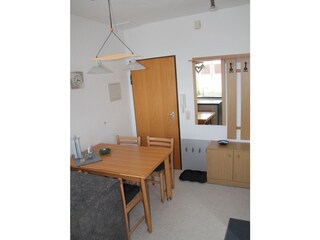 Blick von der Küche zum Eingang 36-15-07