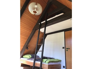 Schlafzimmer Gartenseite (Hochbett)