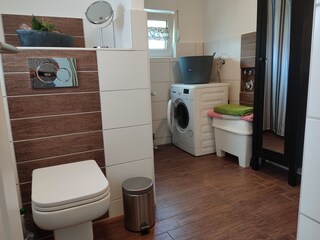 Badezimmer mit WC und Dusche