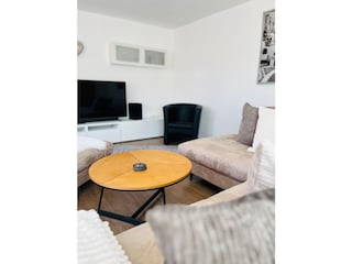 Wohnzimmer mit TV und Soundsystem