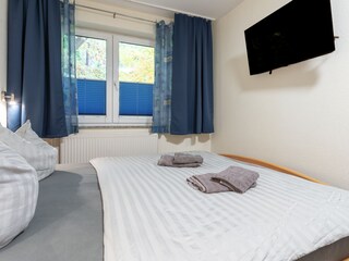 Whg 4 mit TV Bett 180 x200 cm