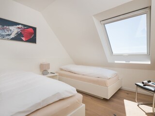 Schlafzimmer mit 2 Betten und Flachbildschirm