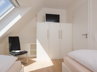 Schlafzimmer mit 2 Betten und Flachbildschirm