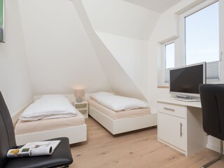 Schlafzimmer mit 2 Betten und Flachbildschirm