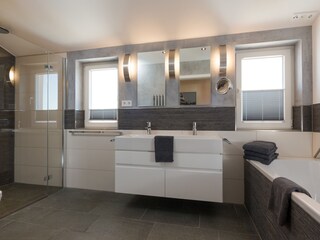 Badezimmer mit Dusche ,Badewanne ,WC und Fenster