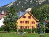 Seitenansicht mit Gartenanteil - Spielplatz Hotel Löwen