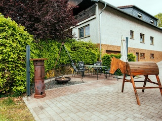 Grillplatz mit offenem Feuer und Holzkohlegrill