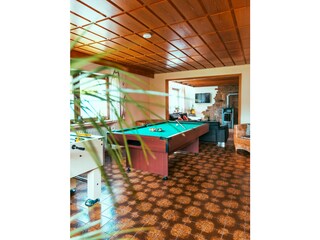 mit Billardtisch und Kicker