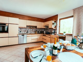 sehr gut ausgestattete Wohnküche