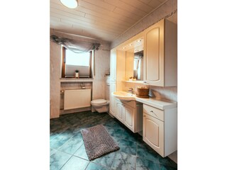 Bad mit Dusche und Wanne