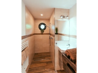 Bad mit Dusche und WC