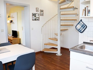 Wendeltreppe ins Dachgeschoß mit offenem Schlafzimmer