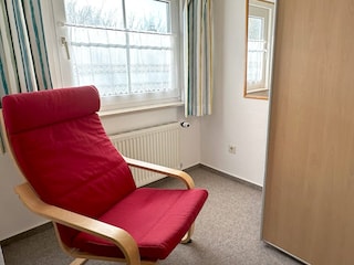 Schwingstuhl, Spiegel, Kleiderschrank