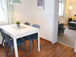 Küche mit Blick ins Wohnzimmer