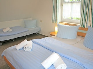 Schlafzimmer aufgebettet für 3 Personen (Bettwäsche & Handtücher inklusive)