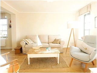 behaglicher Wohnraum mit Flach-TV