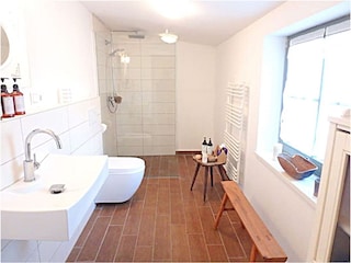 Bad mit ebenerdiger Dusche