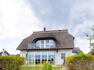 Blick auf´s Haus mit Balkon im OG.