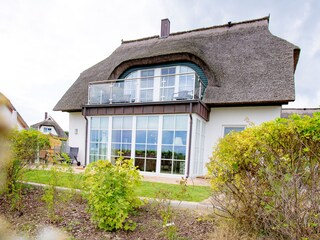 Blick auf´s Haus mit Balkon im OG.