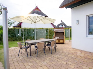 Unsere Terrasse mit Strandkorb