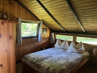 2. Schlafzimmer mit frz. Bett.