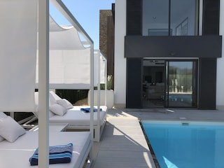 Genießen Sie ihre Daybetten am  Pool
