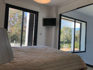 Schlafzimmer mit Blick in die Natur