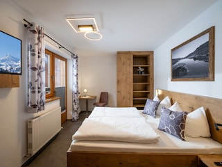 helles, freundliches Schlafzimmer mit Balkon