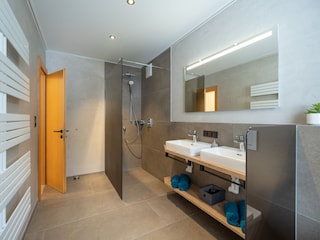 großzügiges Badezimmer mit Walk-in-Dusche