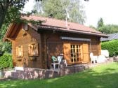 Blick auf die Terrasse mit Markise und Grill