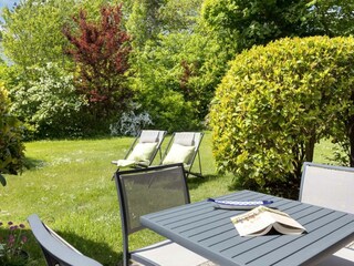 Sonnige Gartenterrasse nach Süden