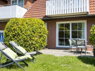 sonnige Gartenterrasse
