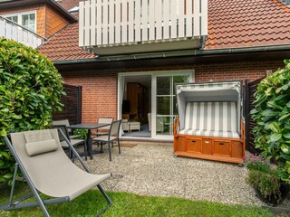 Gartenterrasse mit Strandkorb