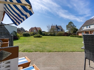 Terrasse mit Blick zum Garten