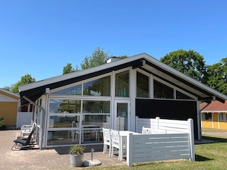 Genießen Sie den Traumblick durch die großen Fenster