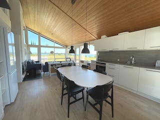 Natürlich auch Meerblick von der Küche. Hier Essbereich