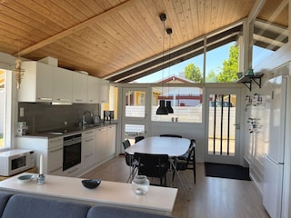 Helle, praktische Küche mit allen modernen Geräten