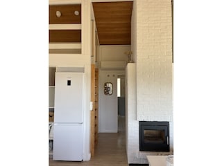 Eine Treppe im Flur führt zum Loft über dem Hauseingang