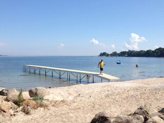 Brücke am Strand an einem warmen Sommertag