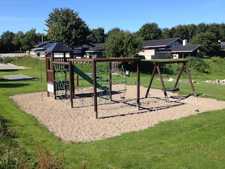 Spiel- und Beschäftigungsmöglichkeiten am Spielplatz