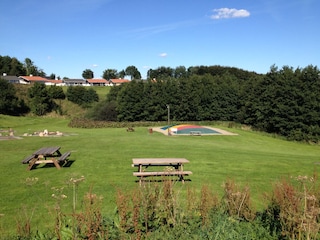 Hier sind auch Hüpfburg, Minigolf und kleine Spielbude