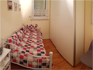 Kinderzimmer mit Einzelbett
