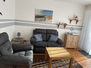 Sofa und Relaxsessel mit ausfahrbarem Fußteil