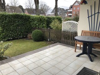 Garten mit gemütlicher Terrasse