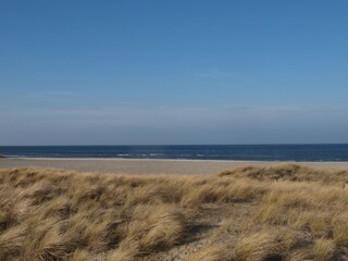 Strand an der Seebrücke im Herbst